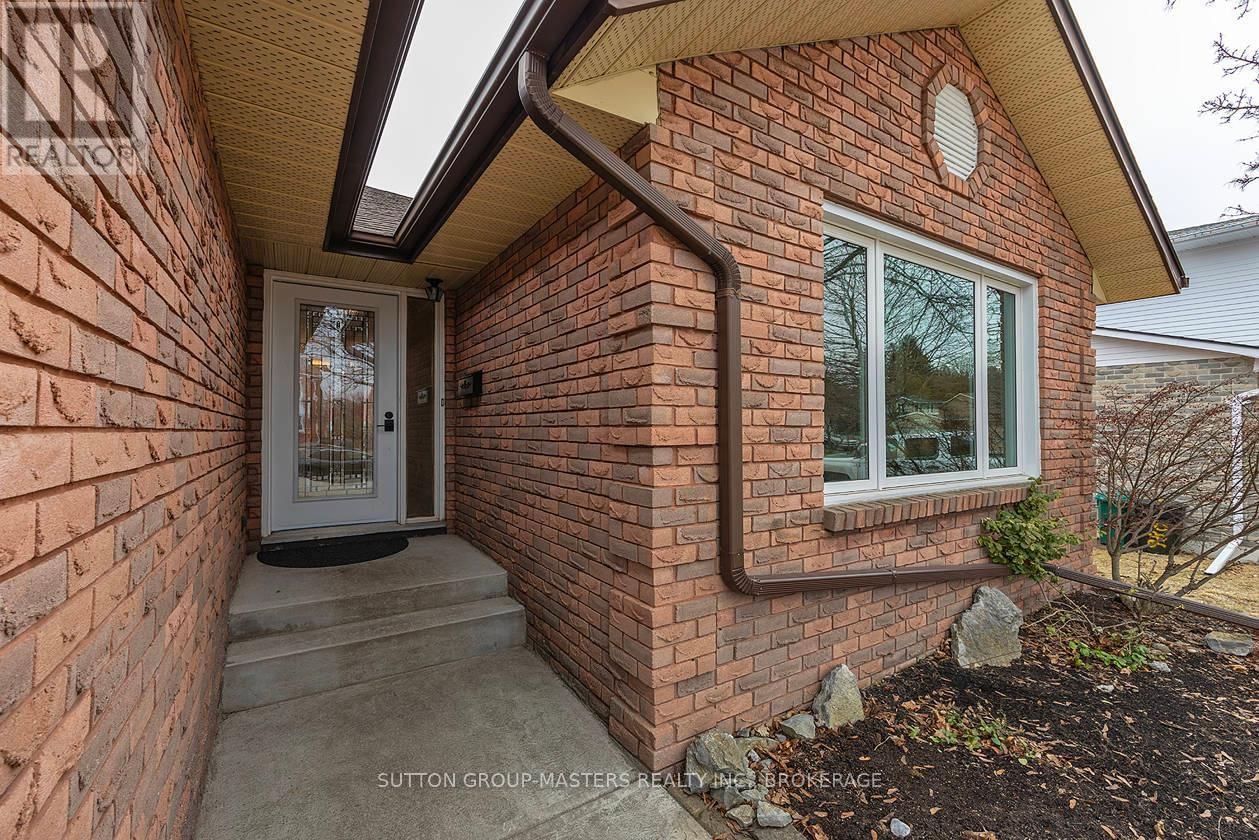 984 AMBLESIDE CRESCENT Image 3
