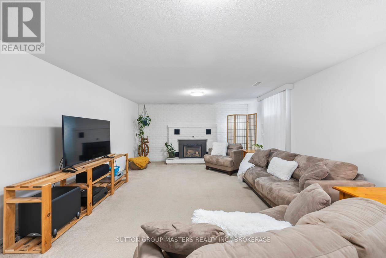 984 AMBLESIDE CRESCENT Image 30
