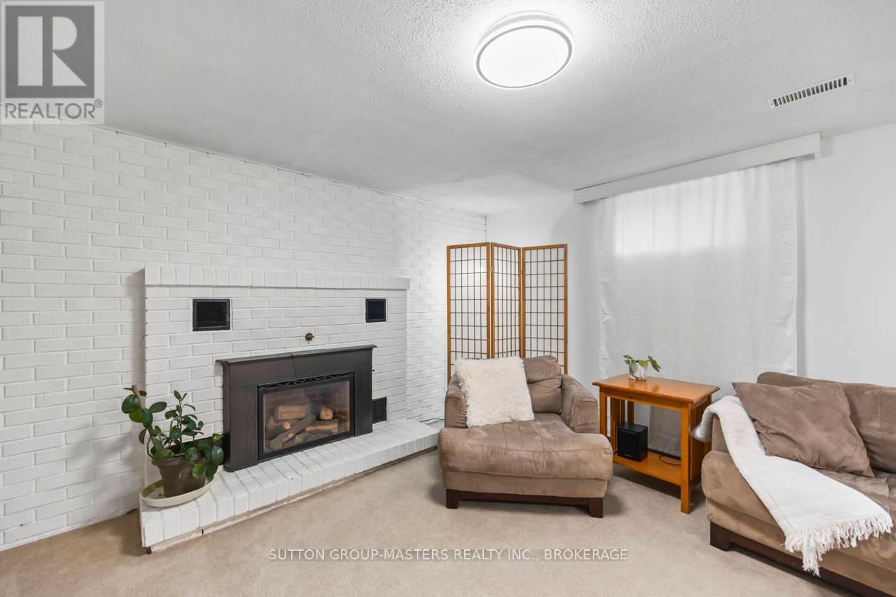 984 AMBLESIDE CRESCENT Image 31