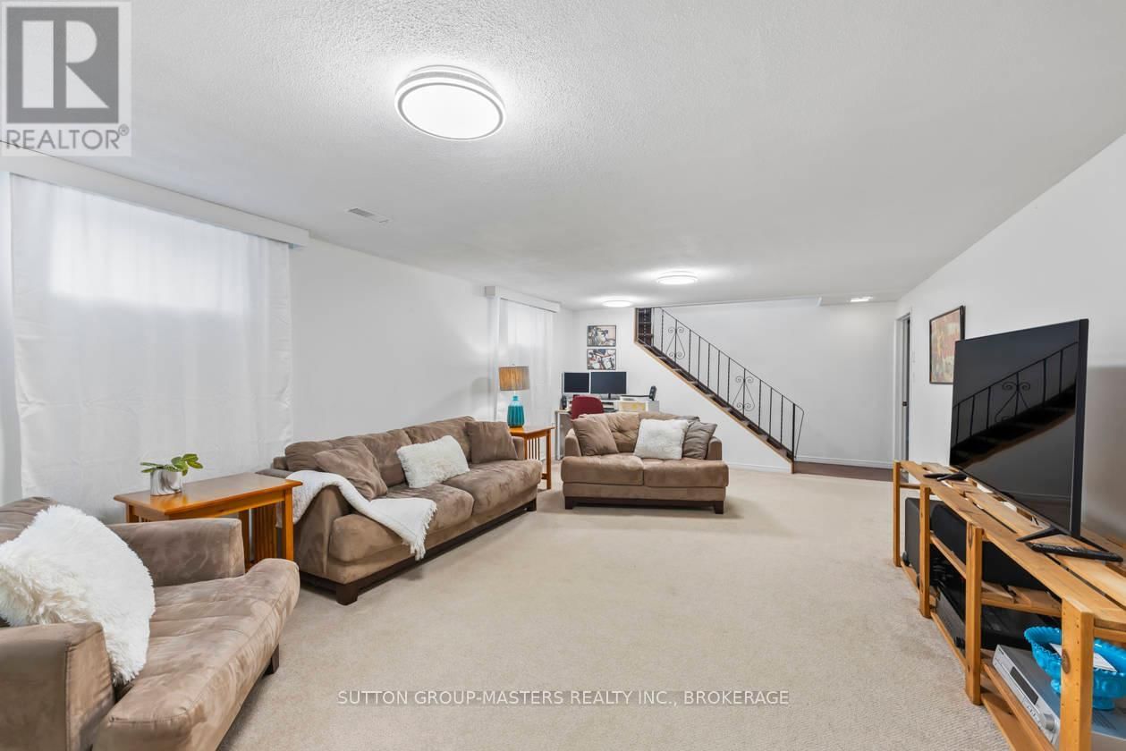 984 AMBLESIDE CRESCENT Image 32