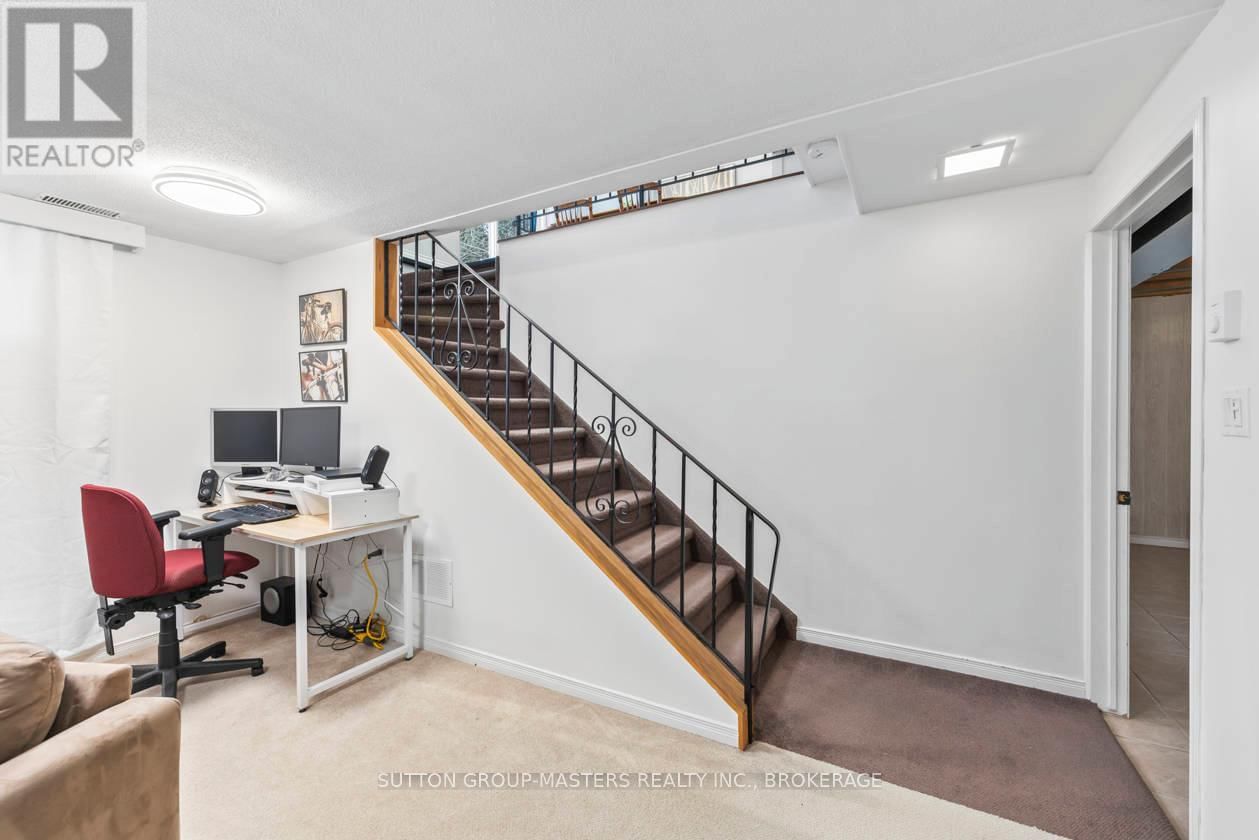 984 AMBLESIDE CRESCENT Image 33