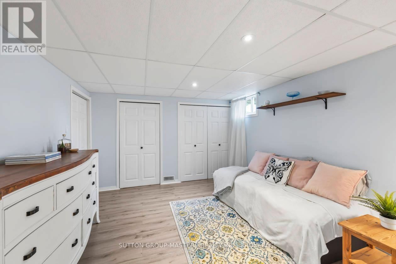 984 AMBLESIDE CRESCENT Image 34