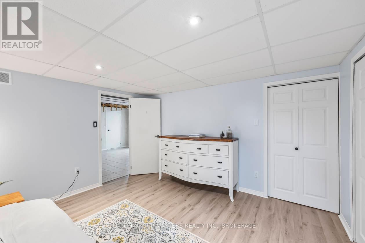 984 AMBLESIDE CRESCENT Image 35