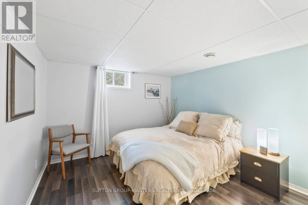 984 AMBLESIDE CRESCENT Image 37