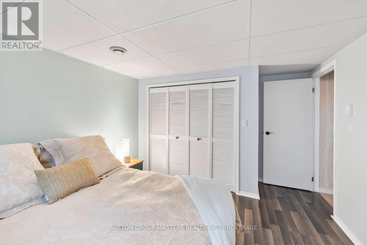 984 AMBLESIDE CRESCENT Image 38