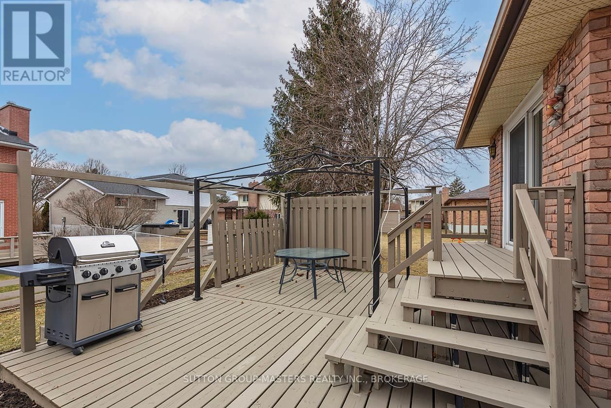 984 AMBLESIDE CRESCENT Image 39
