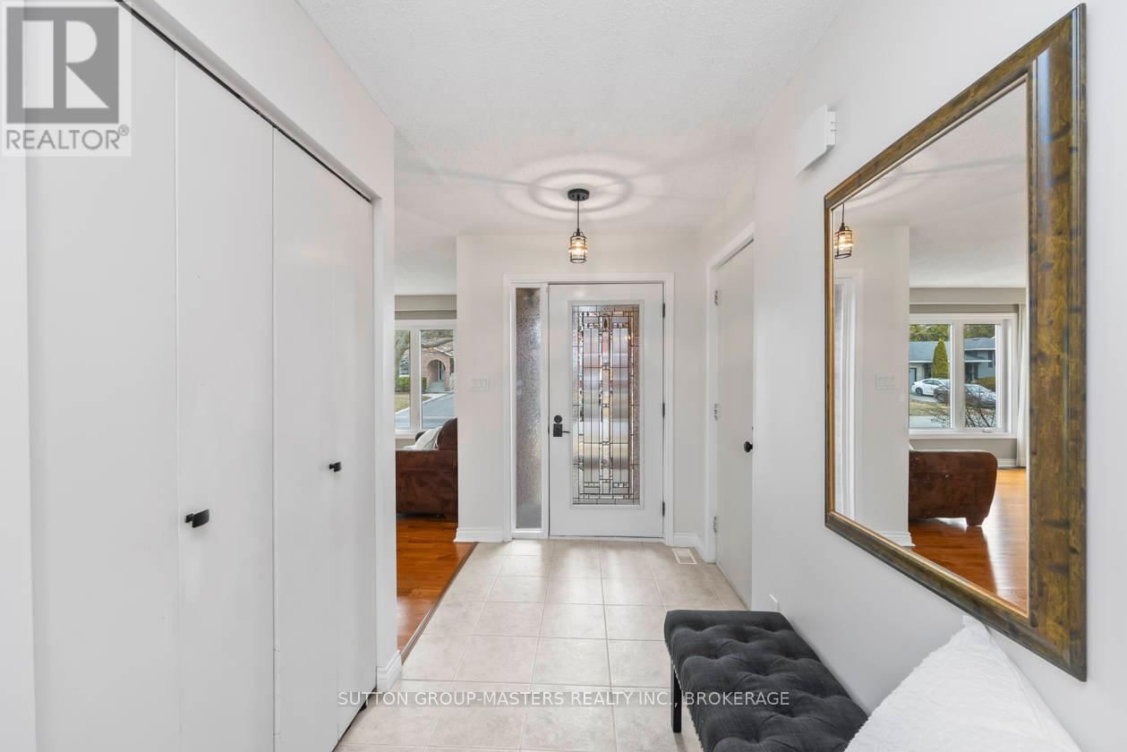 984 AMBLESIDE CRESCENT Image 4