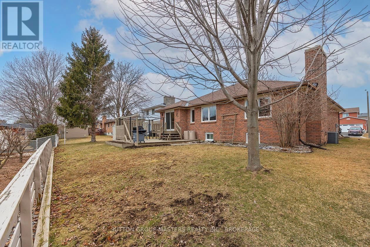 984 AMBLESIDE CRESCENT Image 44