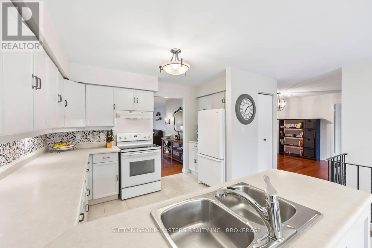 984 AMBLESIDE CRESCENT Image 9