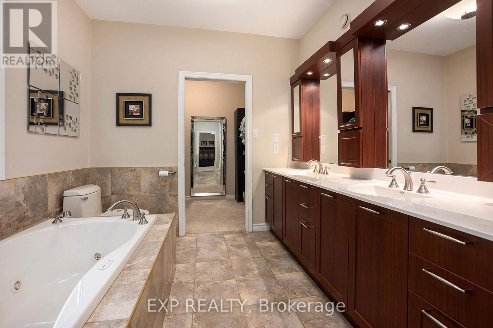 544 LAKESHORE ROAD Image 12