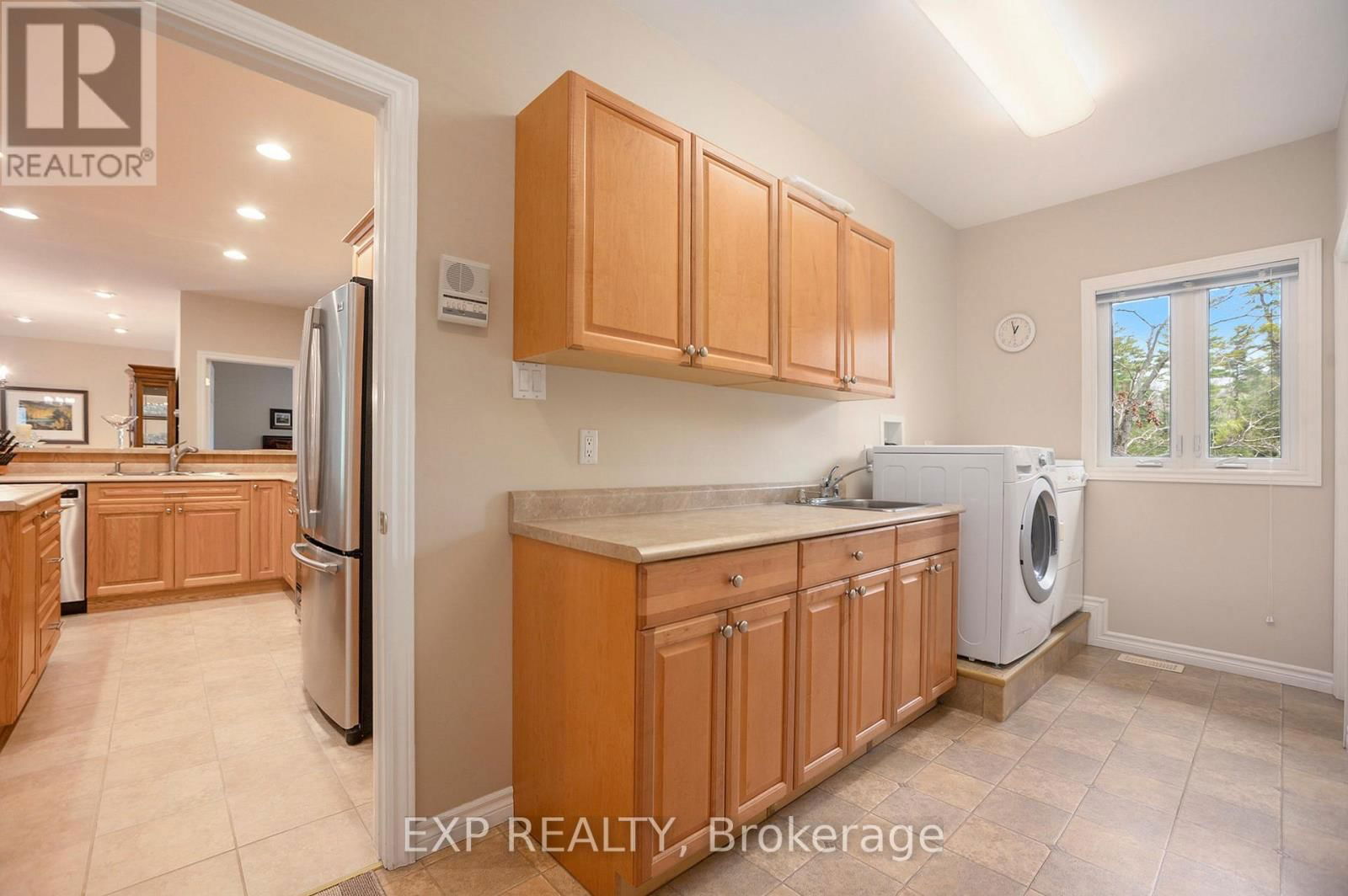 544 LAKESHORE ROAD Image 9