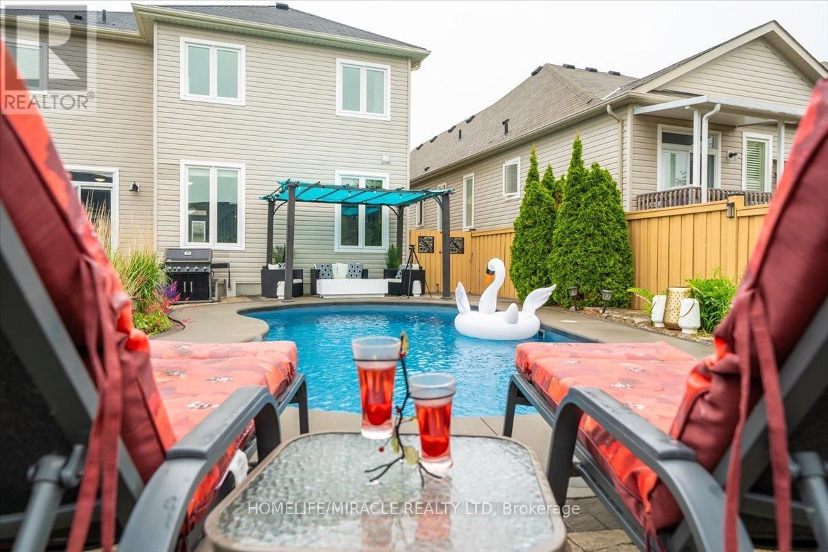 696 FISHER STREET Image 13
