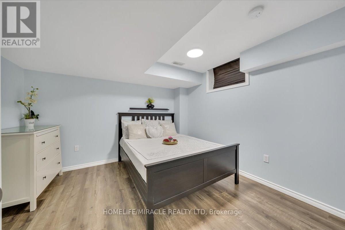 696 FISHER STREET Image 30