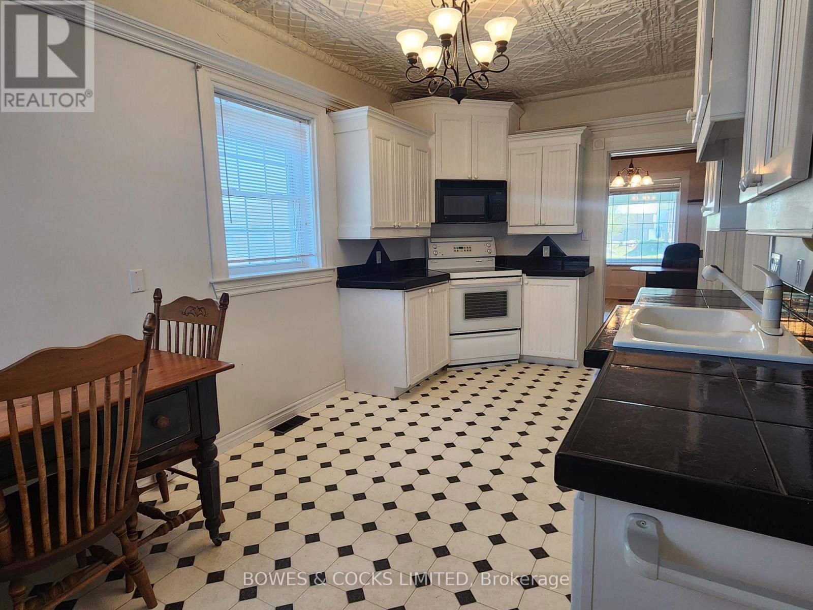124 MAPLE AVENUE Image 17