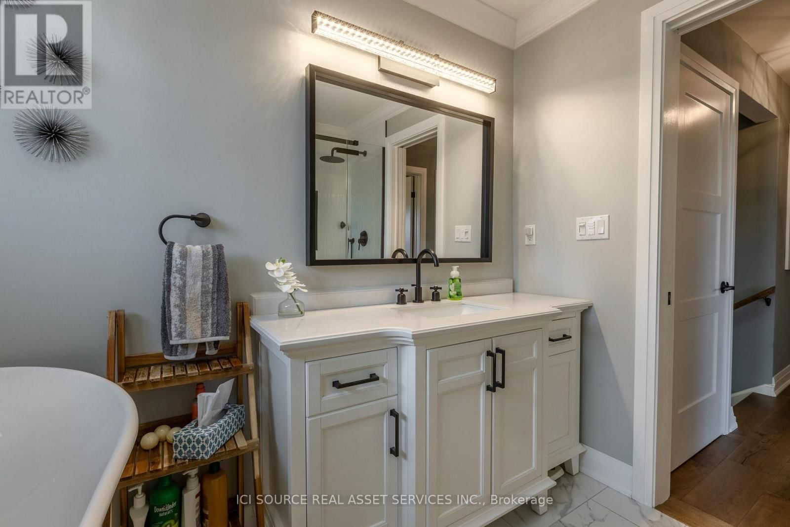 118 WESTWOOD CRESCENT Image 9