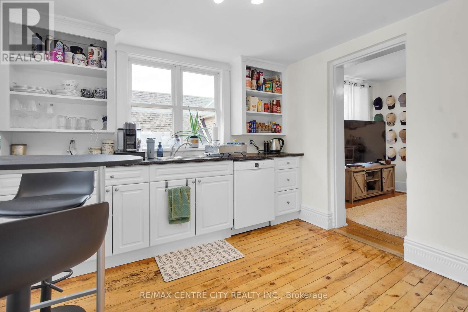 922 QUEENS AVENUE Image 10