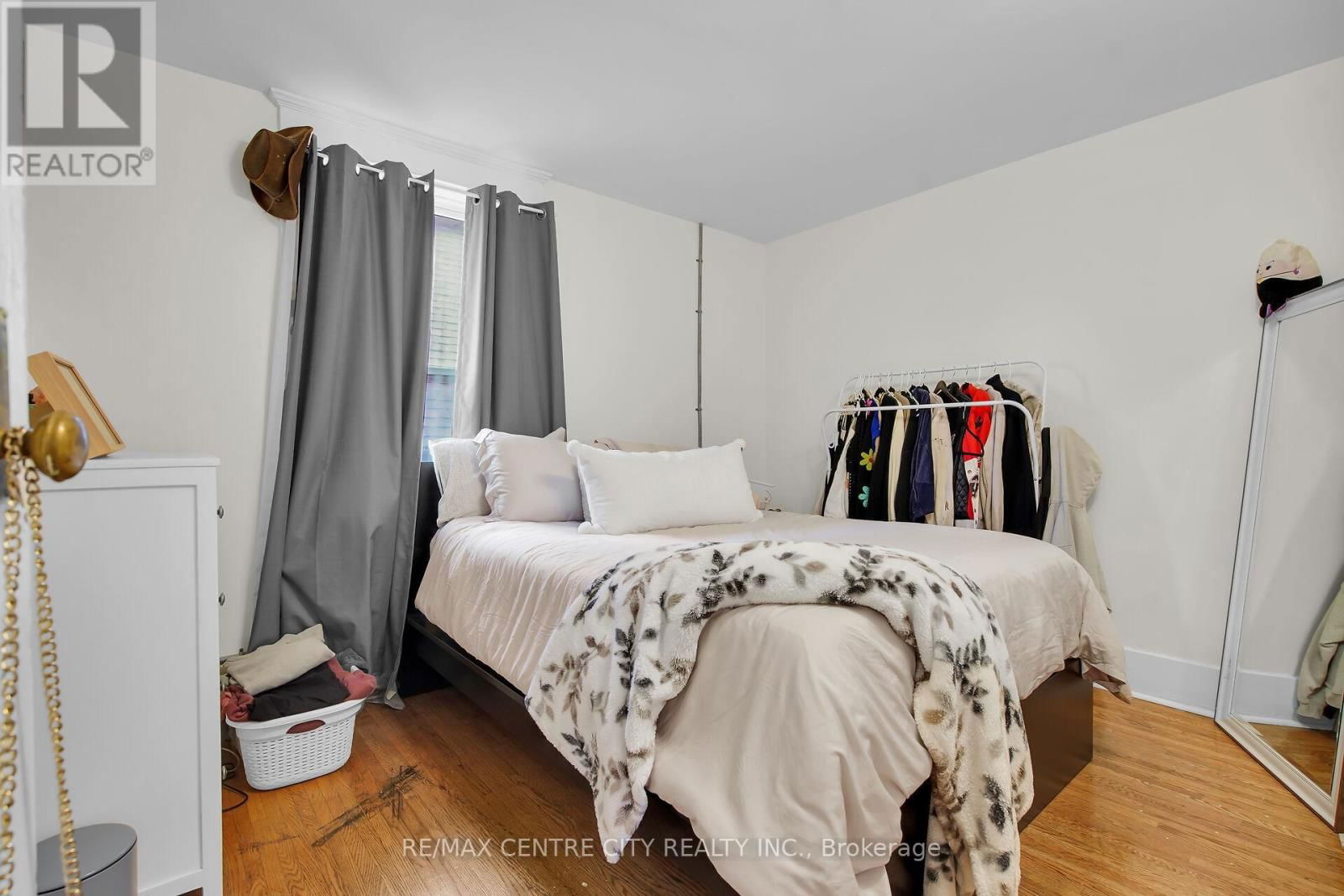 922 QUEENS AVENUE Image 13
