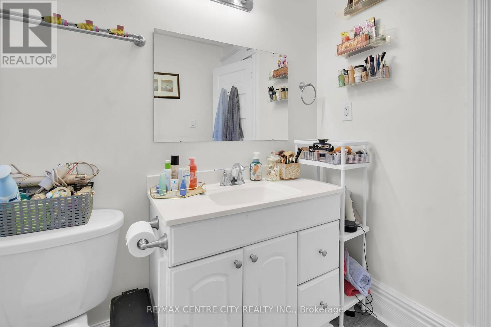 922 QUEENS AVENUE Image 15