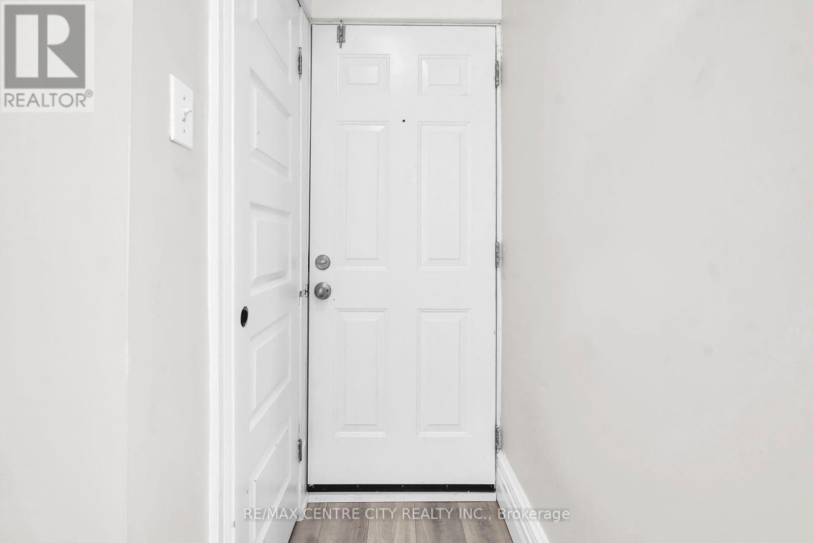 922 QUEENS AVENUE Image 17