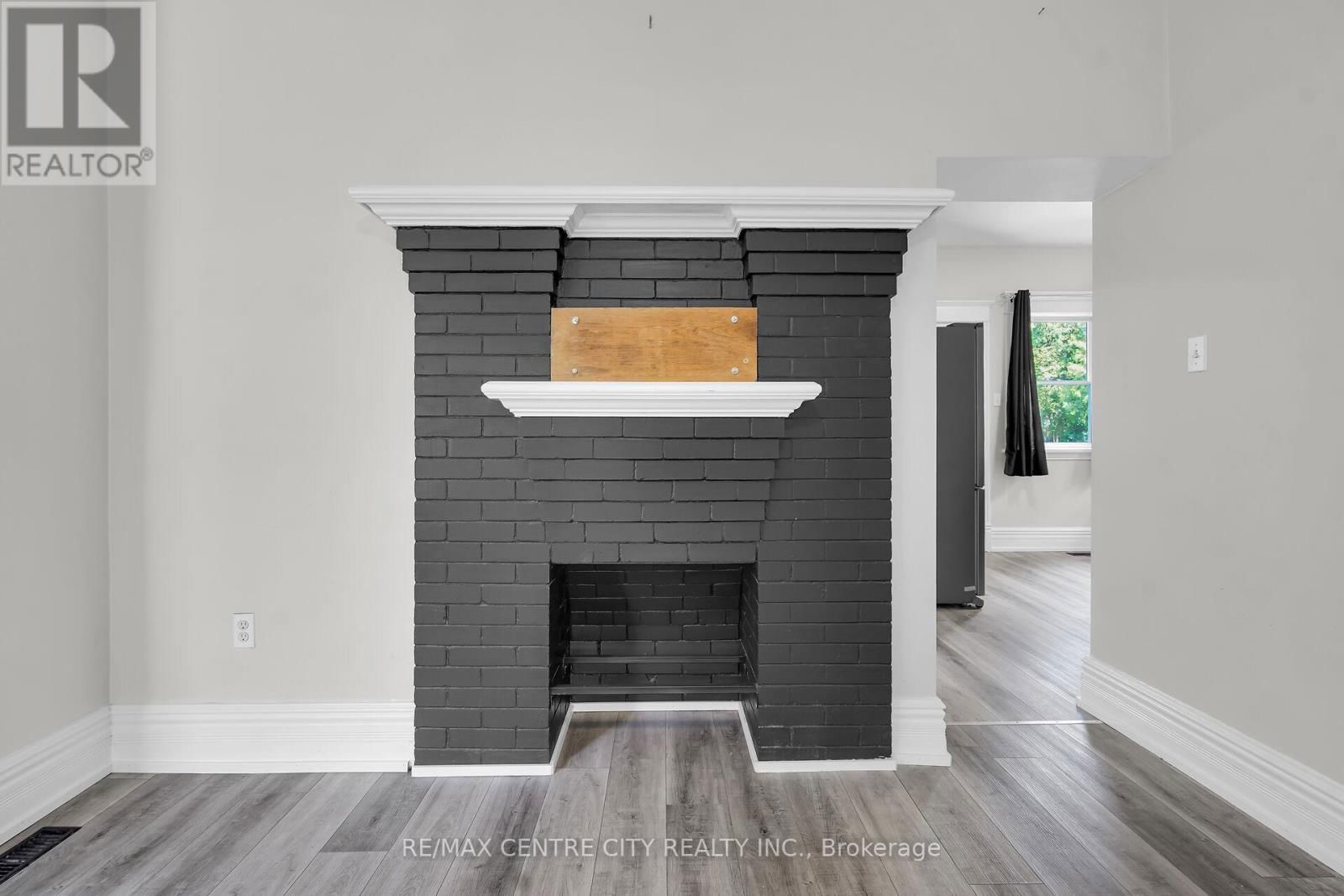 922 QUEENS AVENUE Image 21