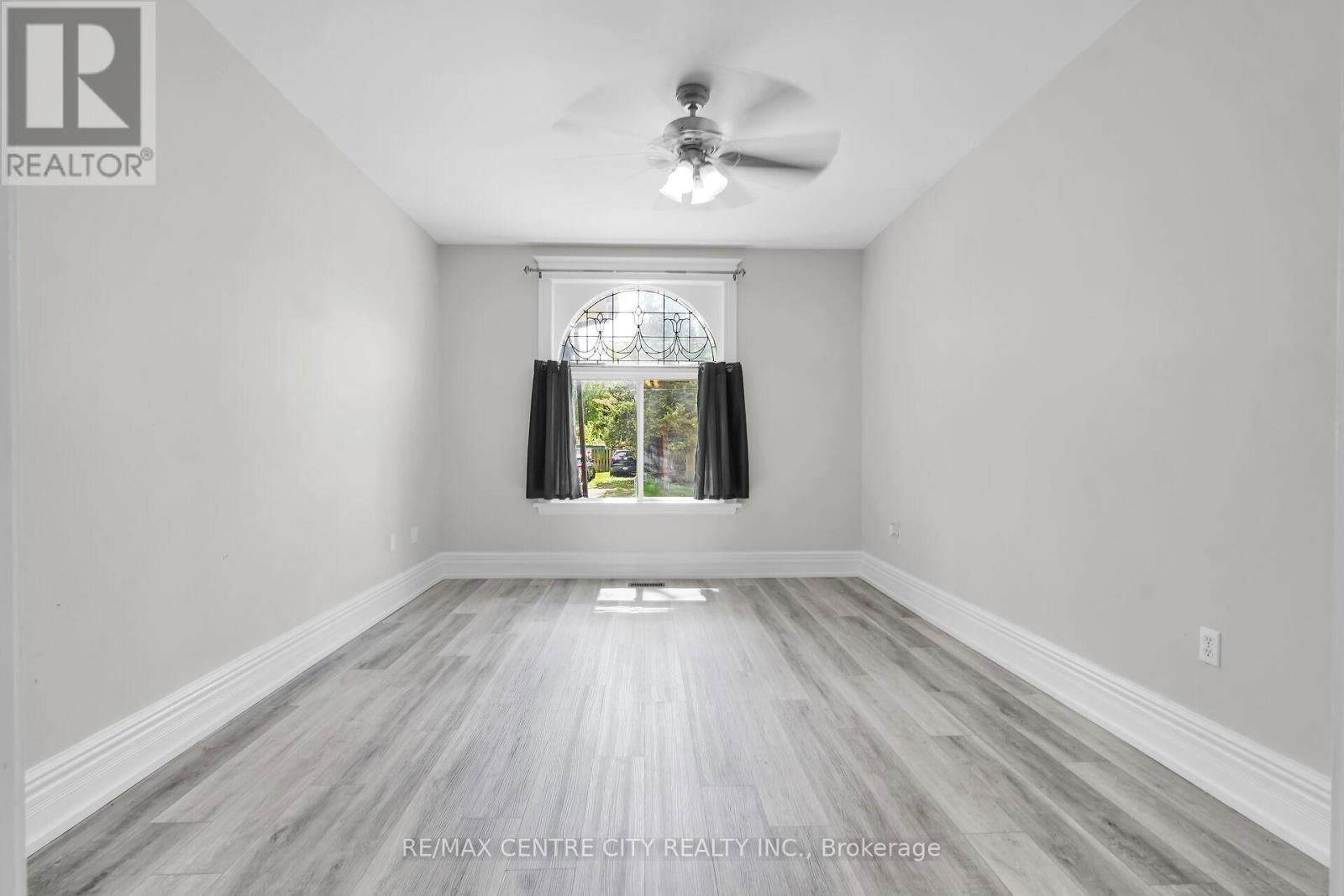 922 QUEENS AVENUE Image 22