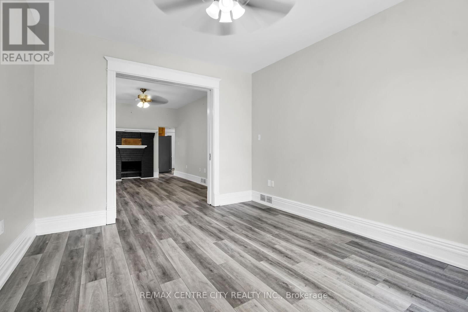 922 QUEENS AVENUE Image 23