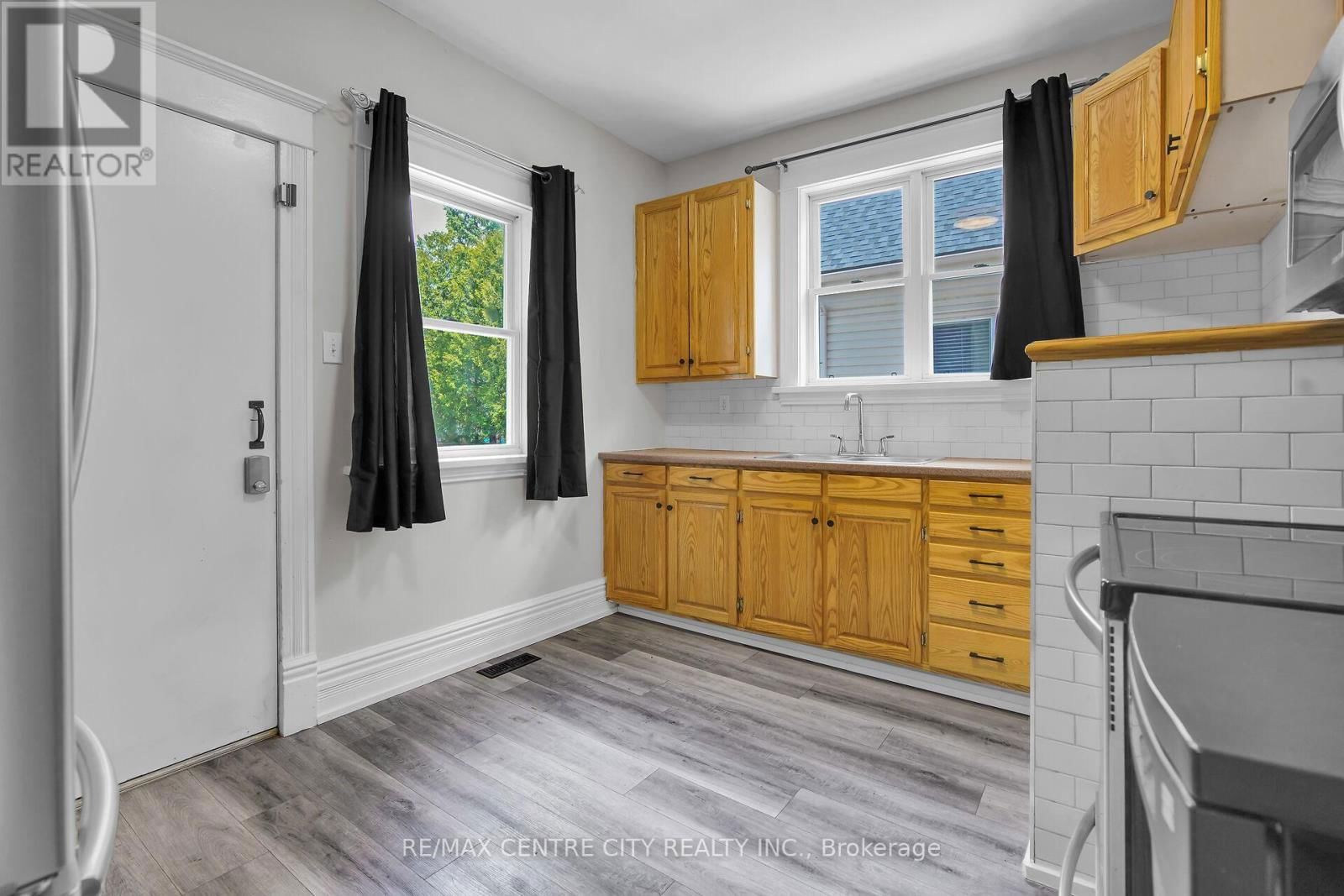 922 QUEENS AVENUE Image 24