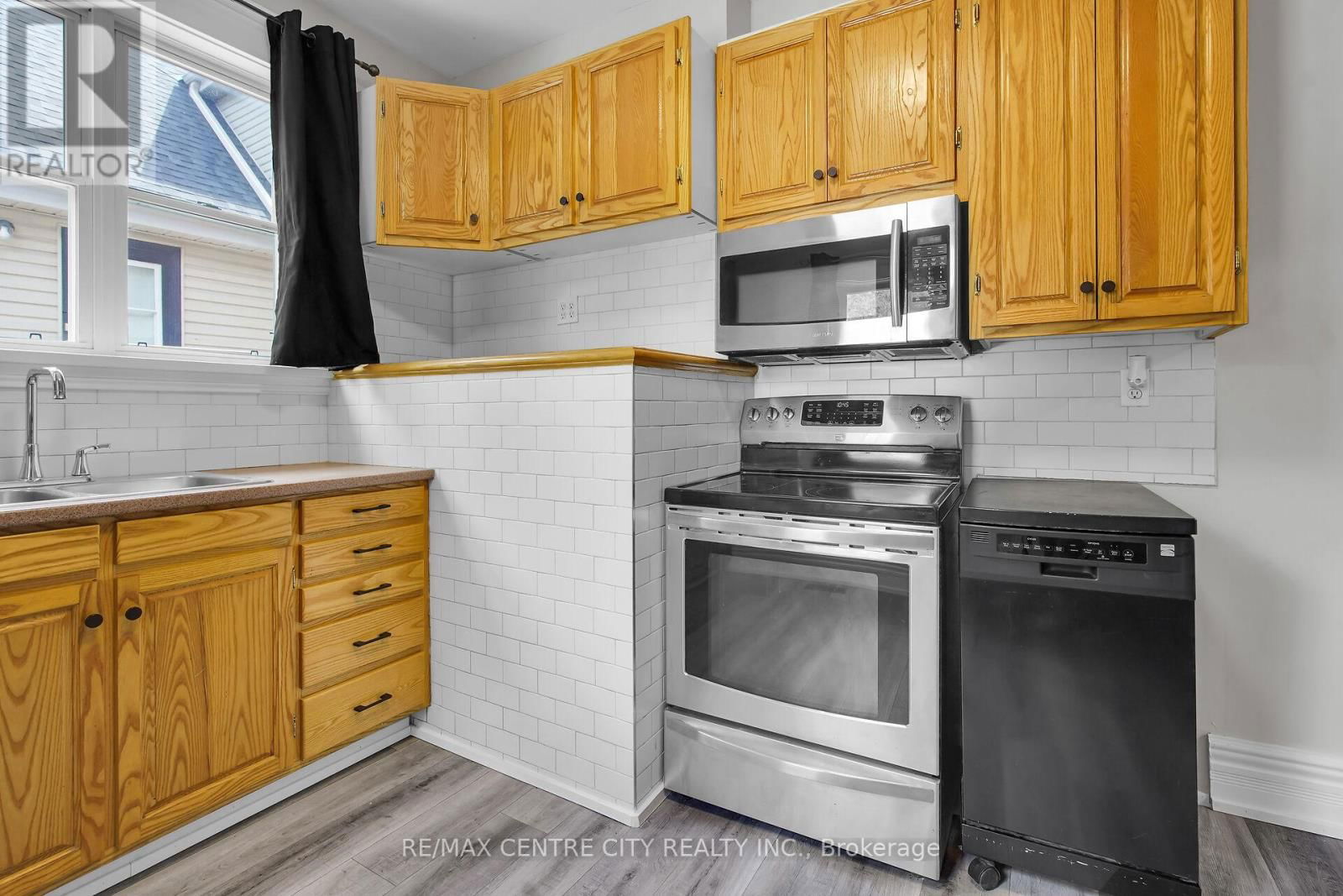 922 QUEENS AVENUE Image 26
