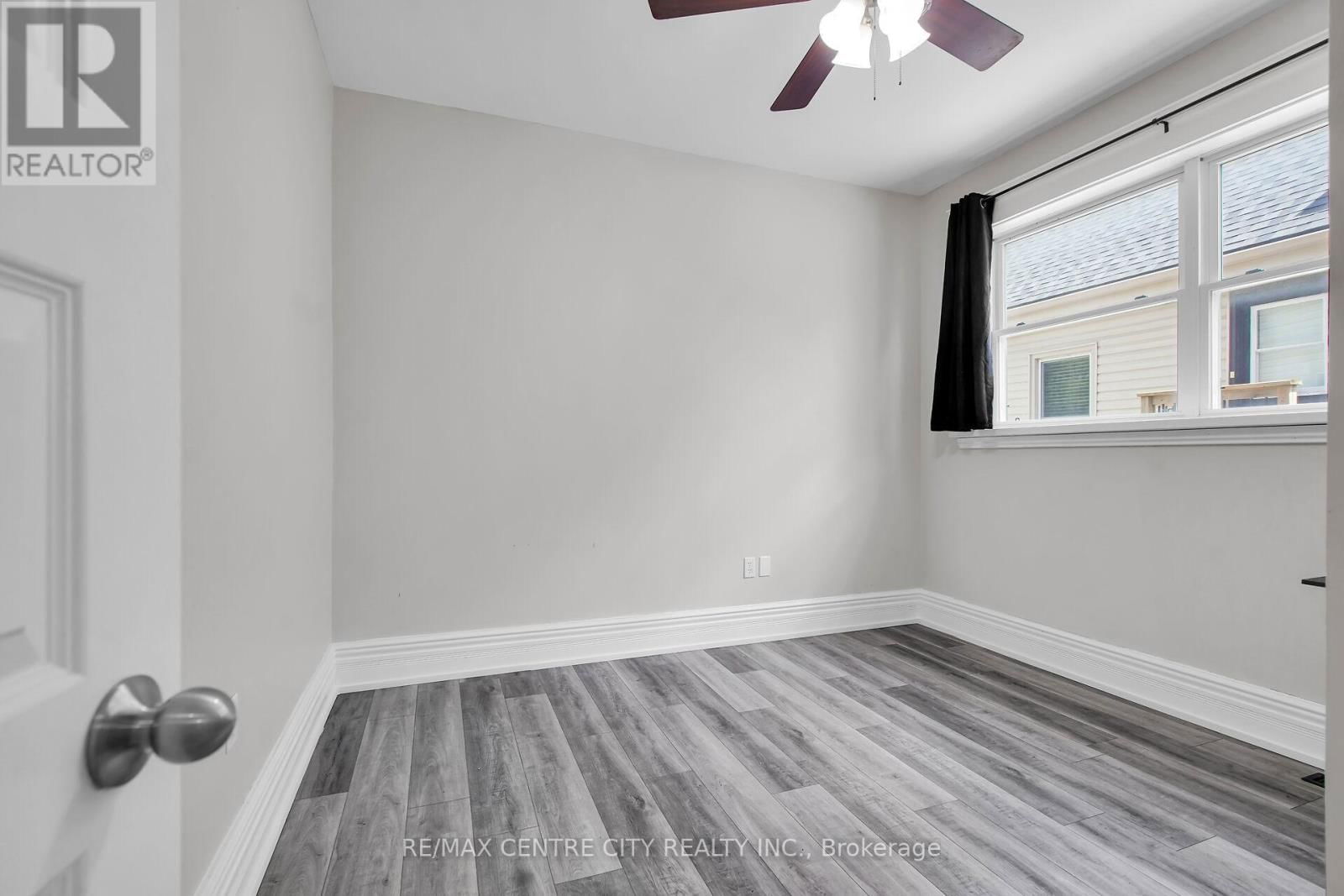 922 QUEENS AVENUE Image 28