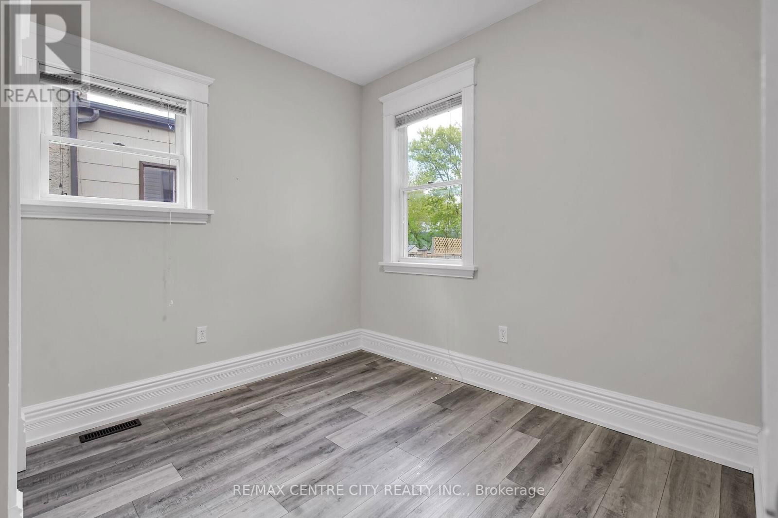 922 QUEENS AVENUE Image 30