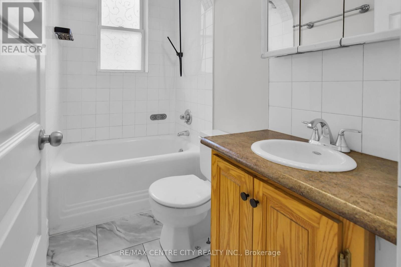 922 QUEENS AVENUE Image 32