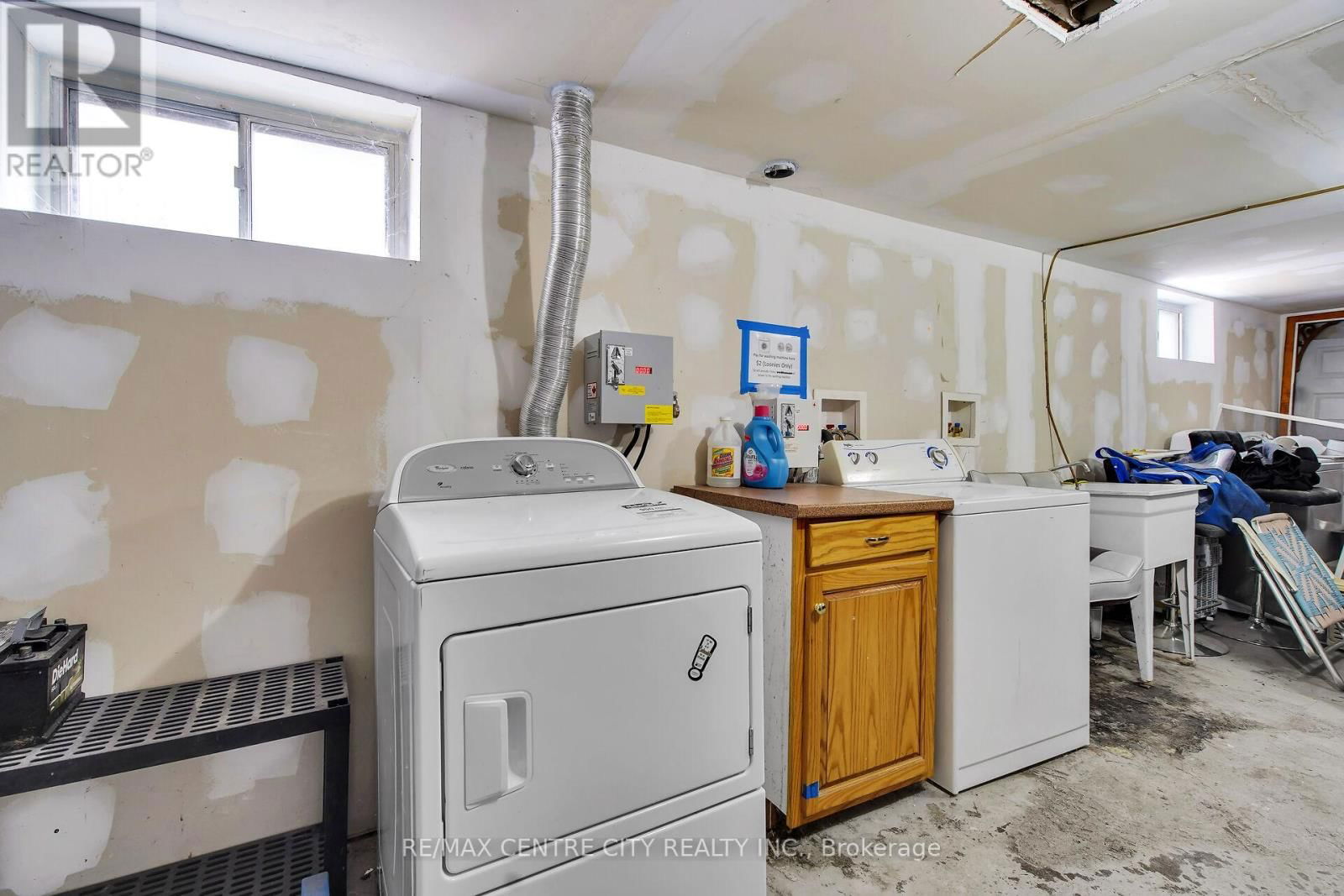 922 QUEENS AVENUE Image 33
