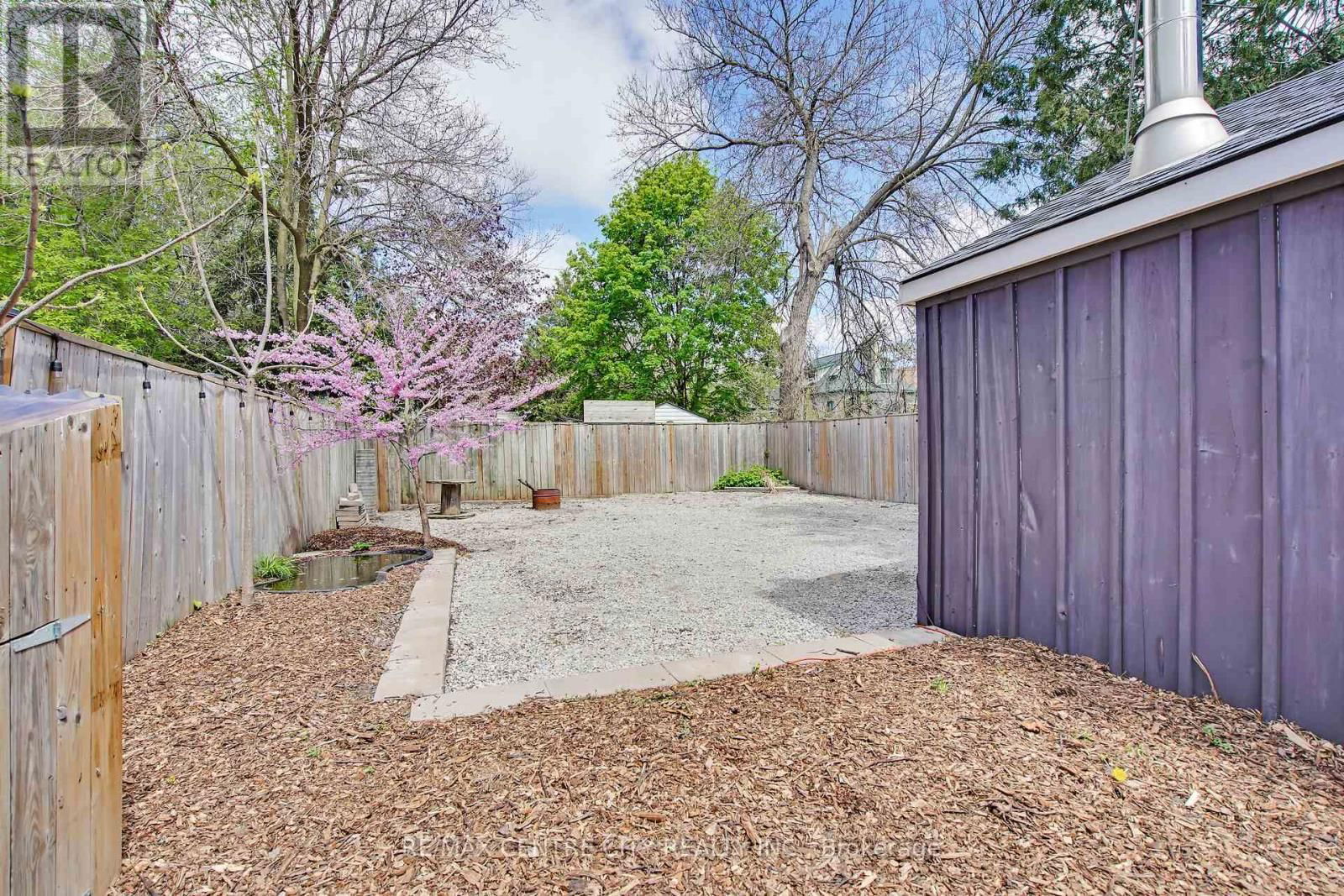 922 QUEENS AVENUE Image 34