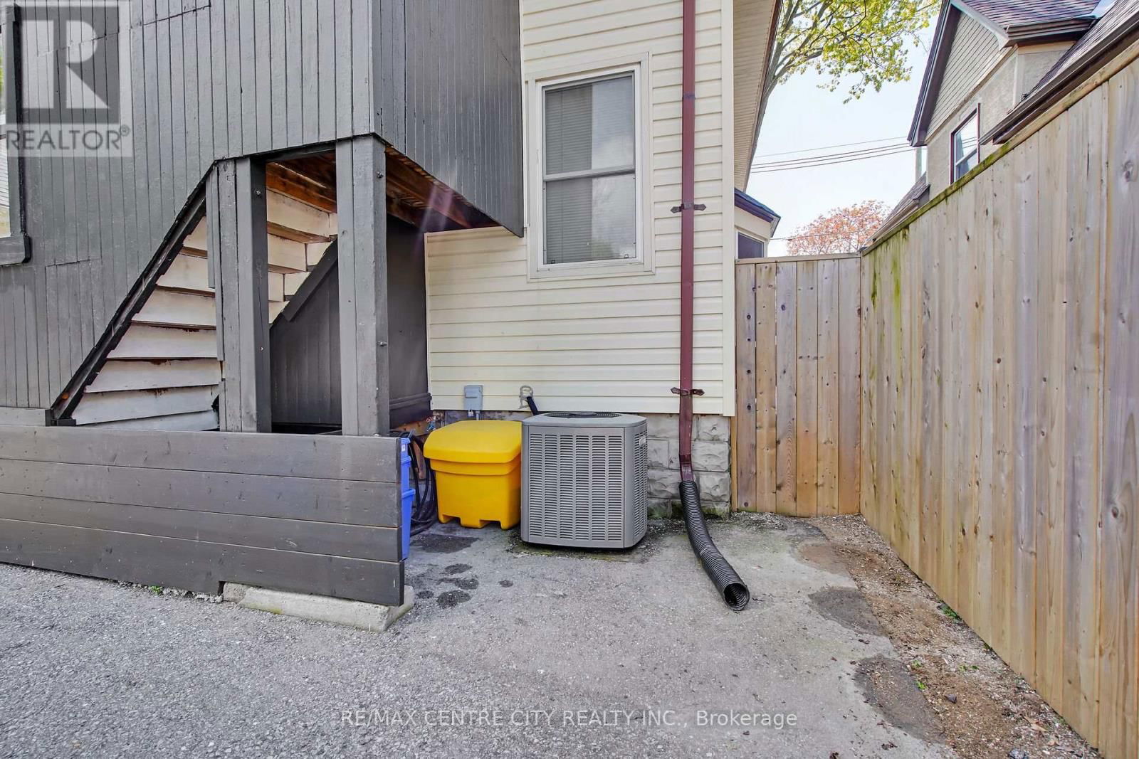 922 QUEENS AVENUE Image 37