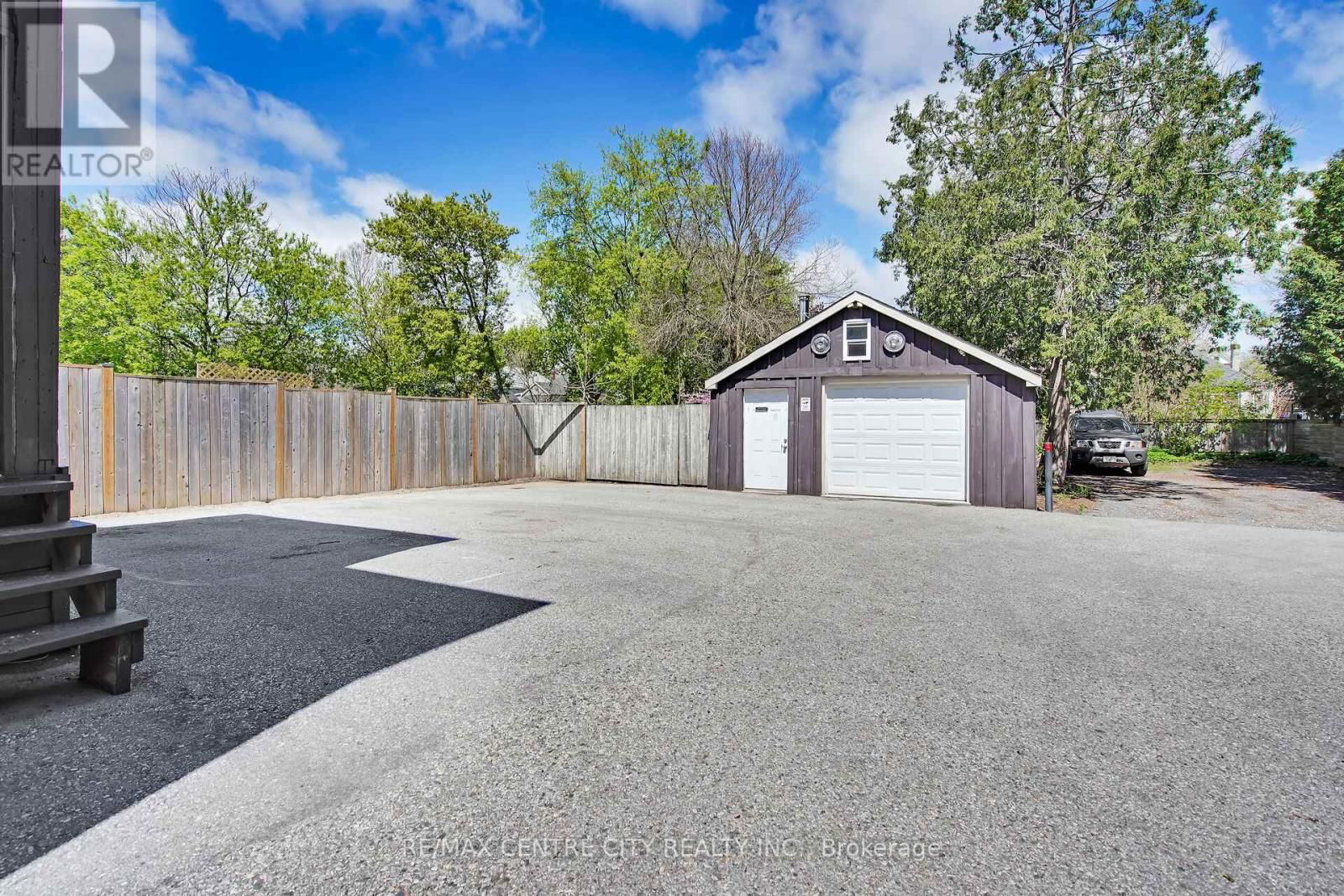 922 QUEENS AVENUE Image 38