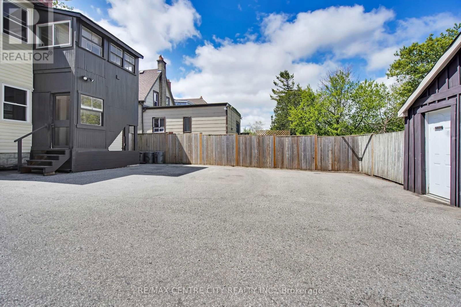 922 QUEENS AVENUE Image 39