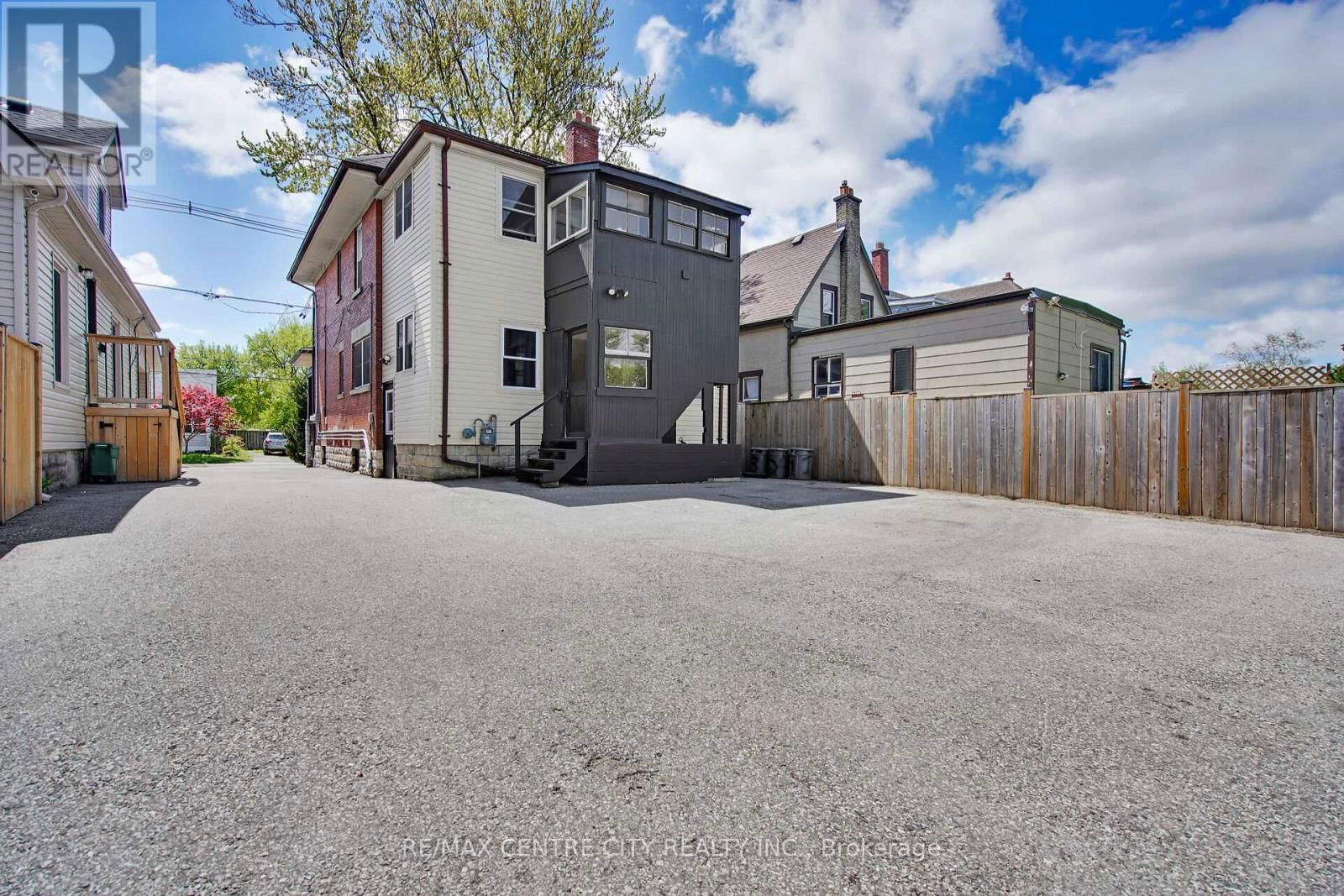 922 QUEENS AVENUE Image 40