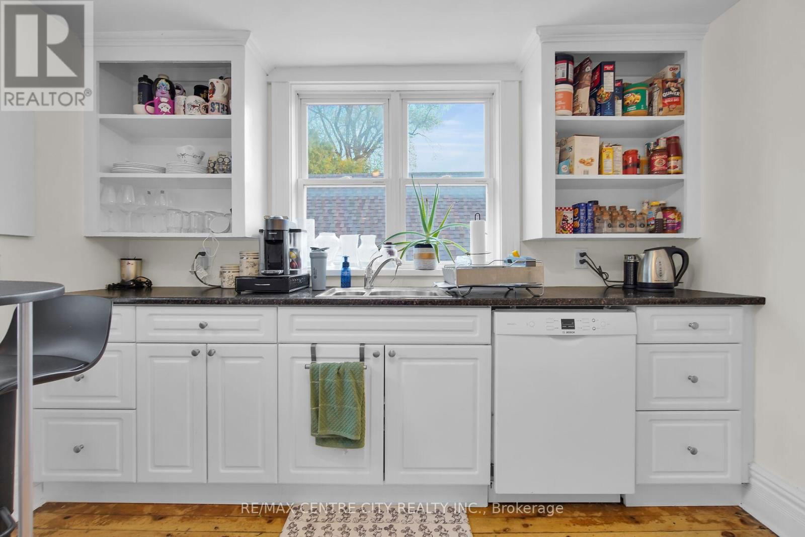 922 QUEENS AVENUE Image 11