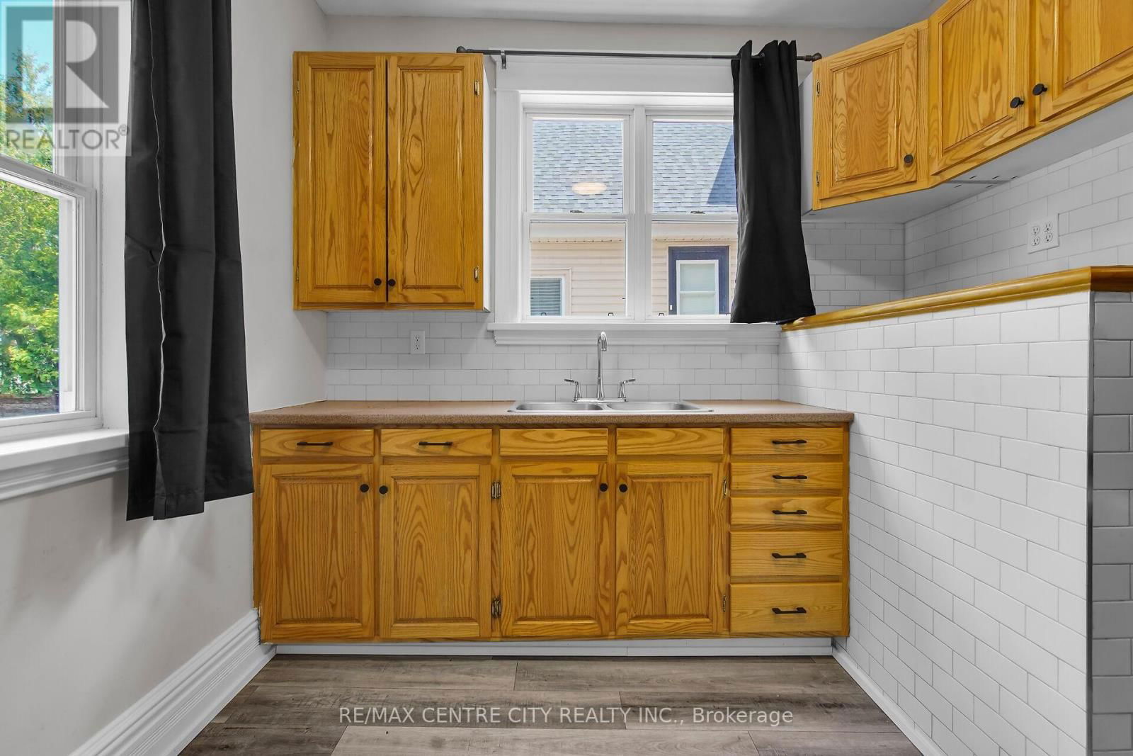 922 QUEENS AVENUE Image 25