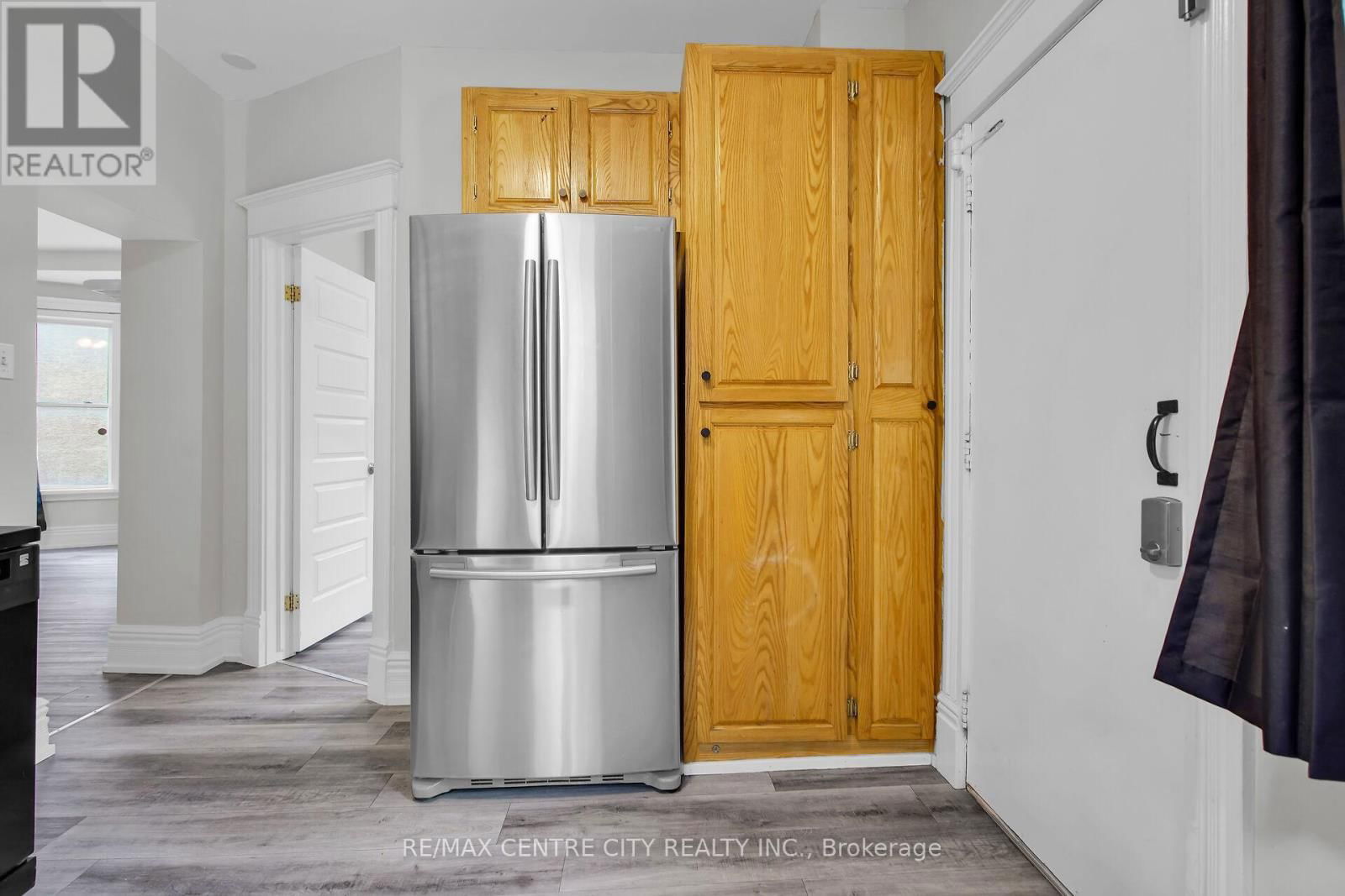 922 QUEENS AVENUE Image 27