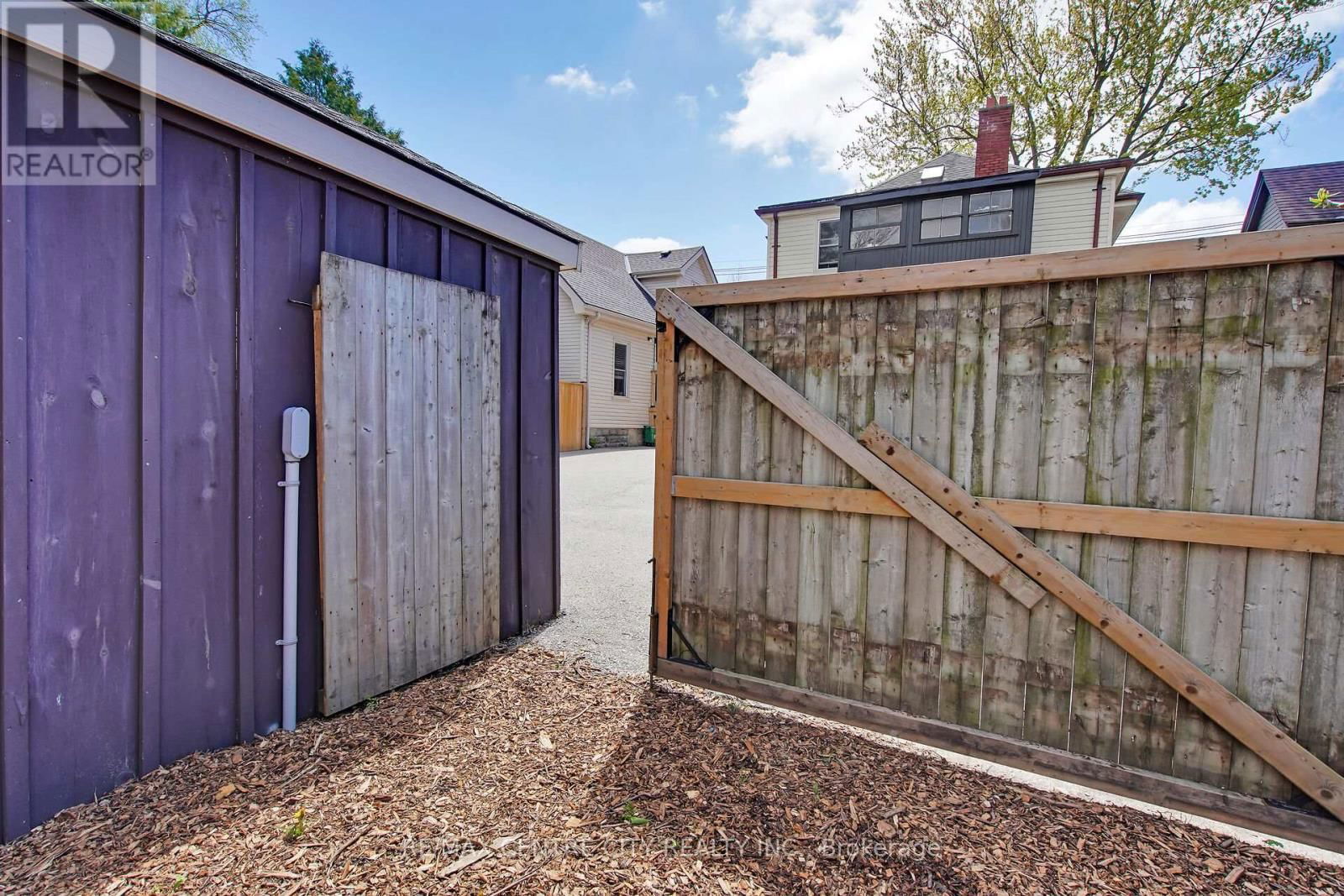 922 QUEENS AVENUE Image 35