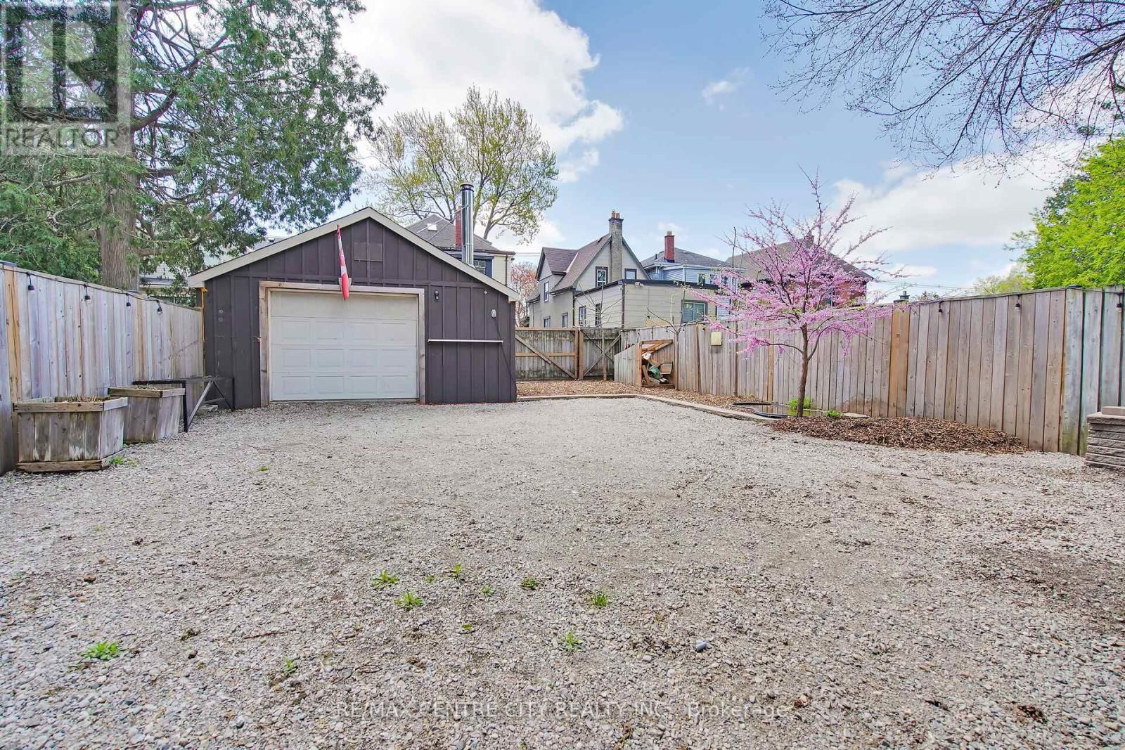 922 QUEENS AVENUE Image 36