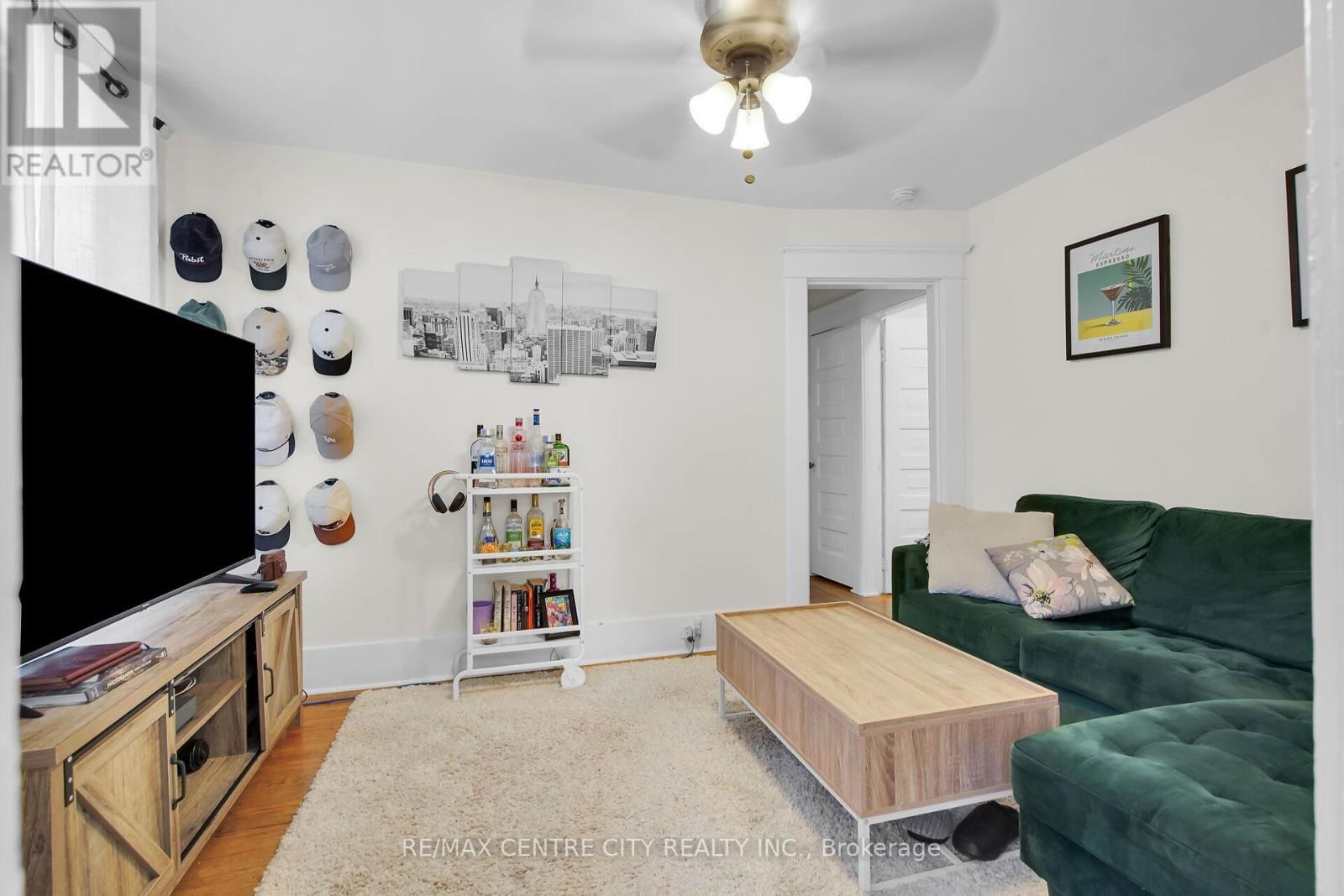 922 QUEENS AVENUE Image 8