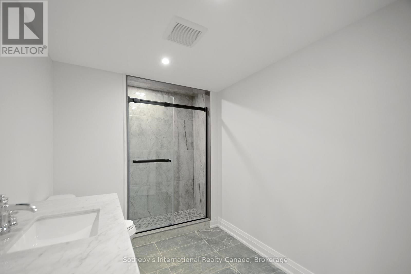 101 SLADDEN COURT Image 24