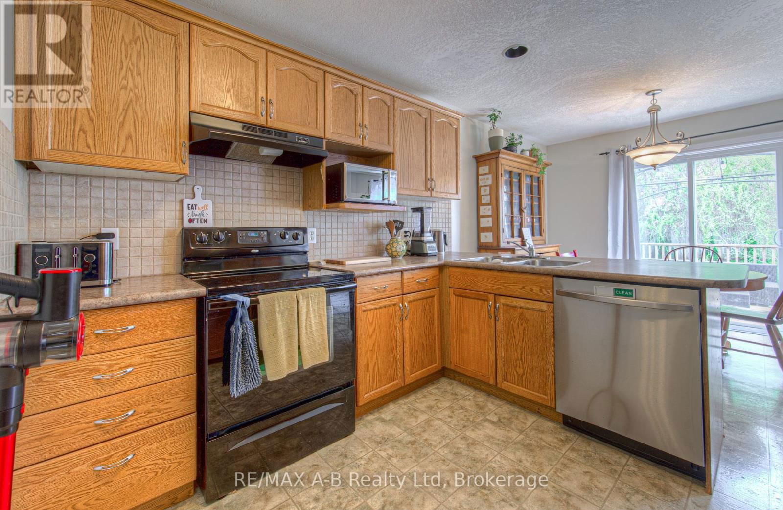 290 NORMAN STREET Image 13