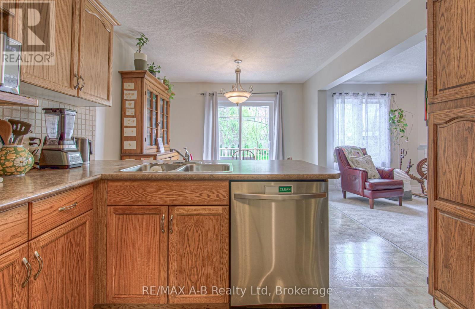 290 NORMAN STREET Image 15