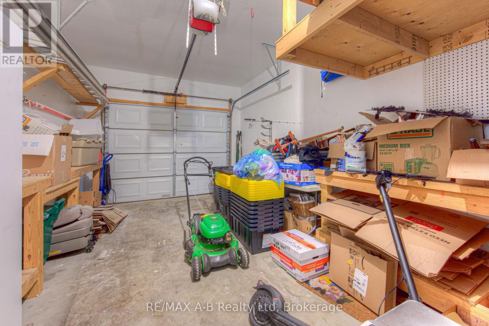 290 NORMAN STREET Image 17
