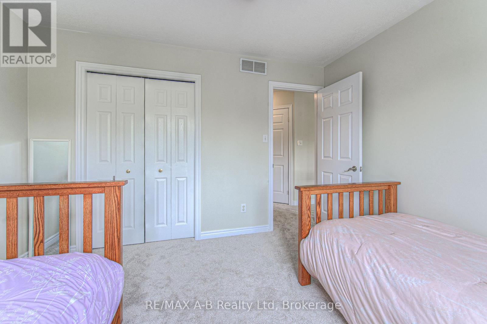 290 NORMAN STREET Image 21