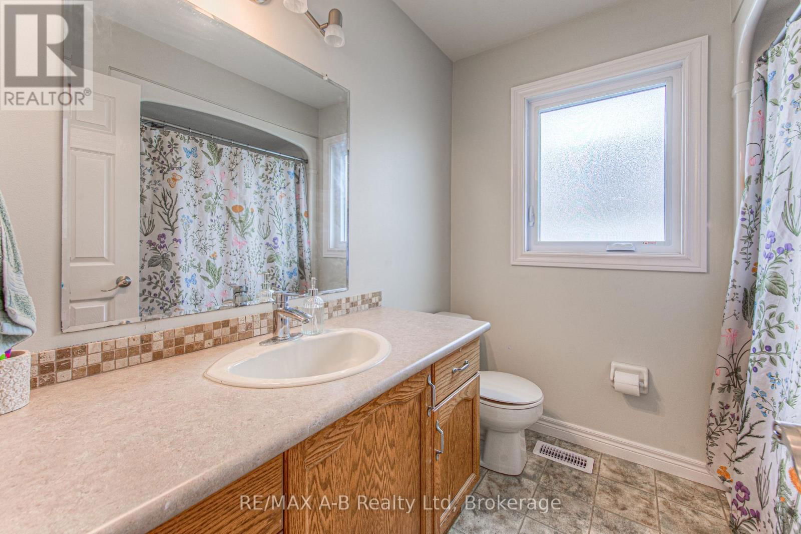 290 NORMAN STREET Image 22