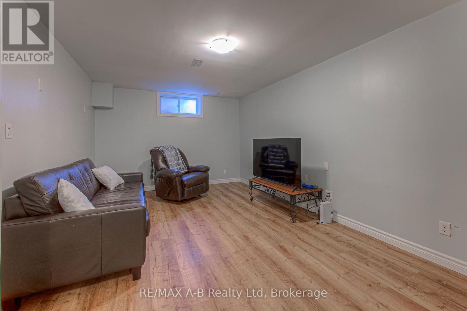 290 NORMAN STREET Image 27